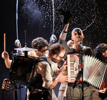 Performs Tom Waits 2 1600 x 1260 px