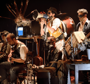 Performs Tom Waits 3 1600 x 1260 px